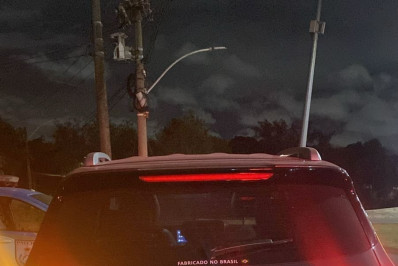 PMs prendem suspeito de roubar carro após ele ser atropelado em tentativa de fuga