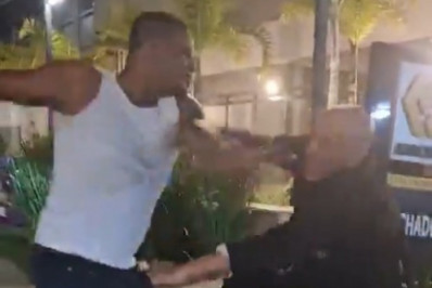 Vídeo que mostra homens brigando na frente de prédio volta a viralizar nas redes sociais