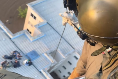 Vídeo: Exército resgata sete pessoas do telhado de prédio em Canoas, no RS