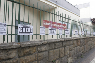 Servidores da rede federal de saúde realizam manifestação no Centro