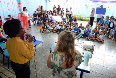 Vice-prefeita Fátima Lima acompanha alunos durante gincana ambiental em Rialto