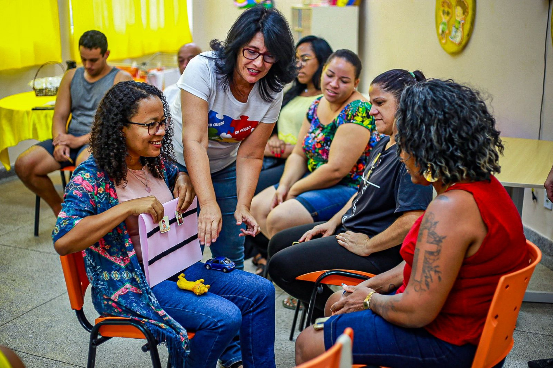 A professora de Atendimento Educacional Especializado, Patr&iacute;cia Carvalho (sentada, &agrave; esquerda), contou que participa das reuni&otilde;es desde o in&iacute;cio do ano - Rafael Barreto / PMBR