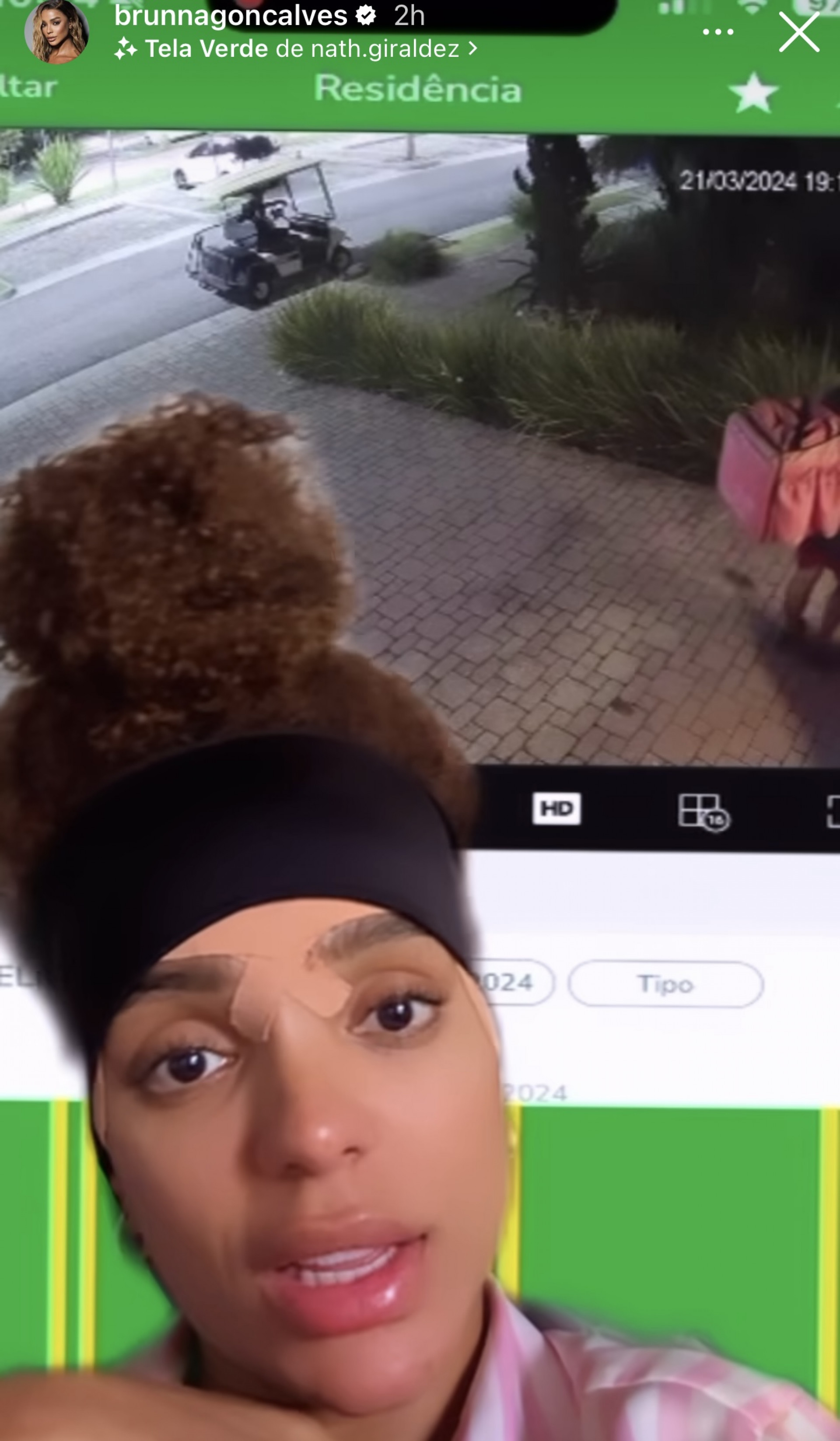 Brunna Gonçalves mostra imagens da câmera de segurança do momento em que entregador chega em sua casa para fazer entrega - Reprodução