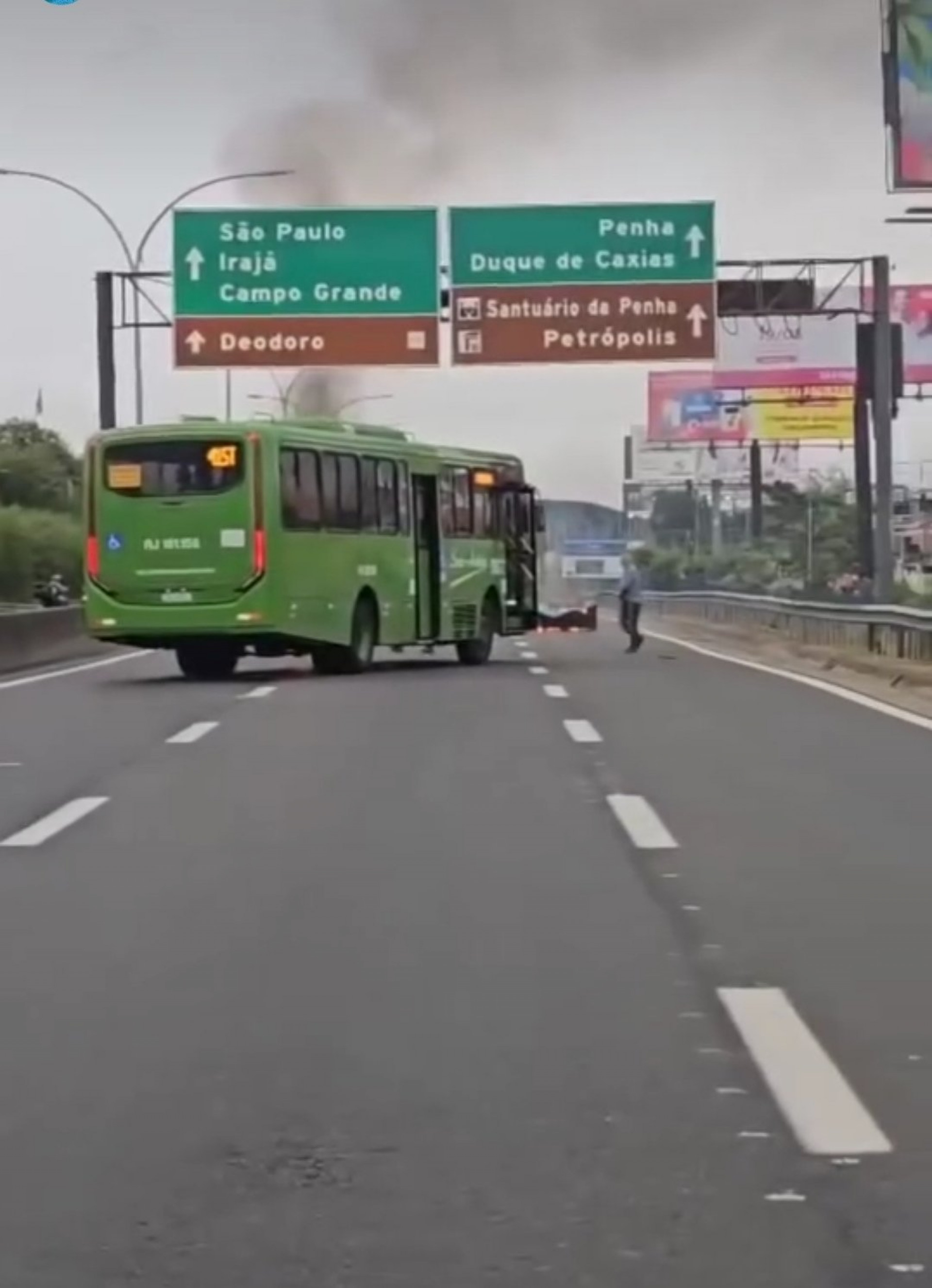 Um ônibus foi atravessado para bloquear a Linha Vermelha na tarde desta quarta-feira (15)