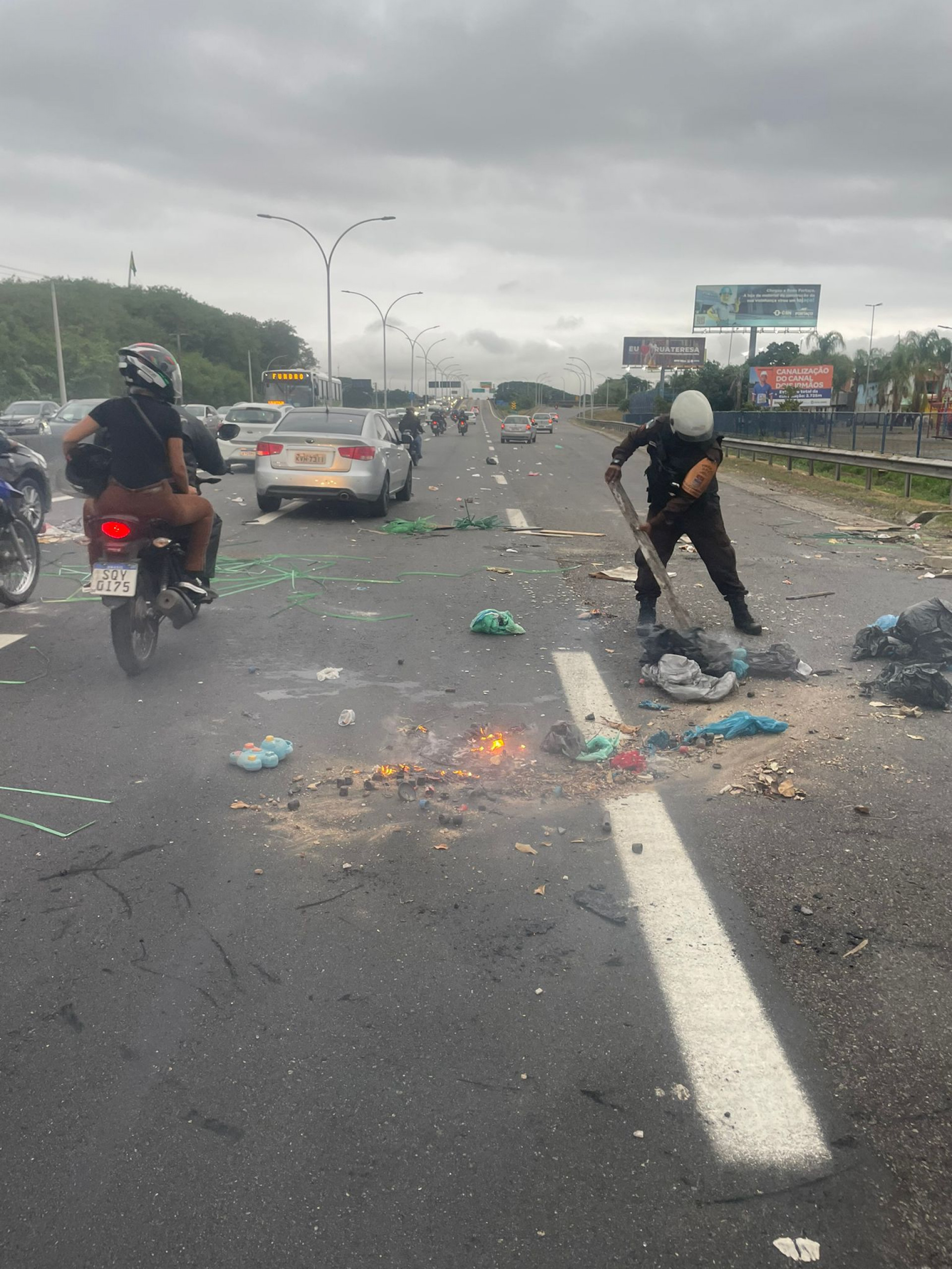 Policiais militares atuaram em protesto na Linha Vermelha na tarde desta quarta-feira (15)