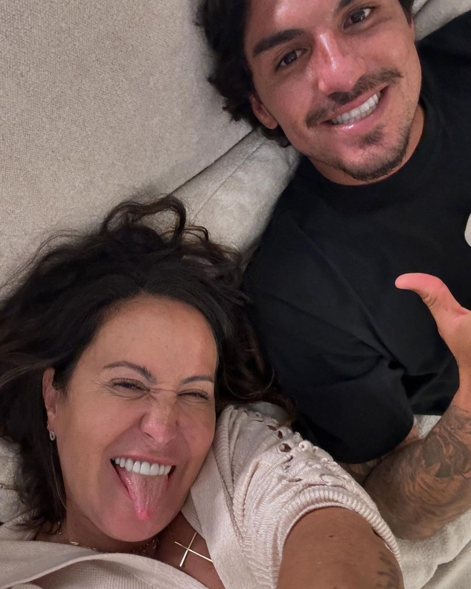 Mãe de Gabriel Medina posa ao lado do filho e fala sobre reconciliação ...