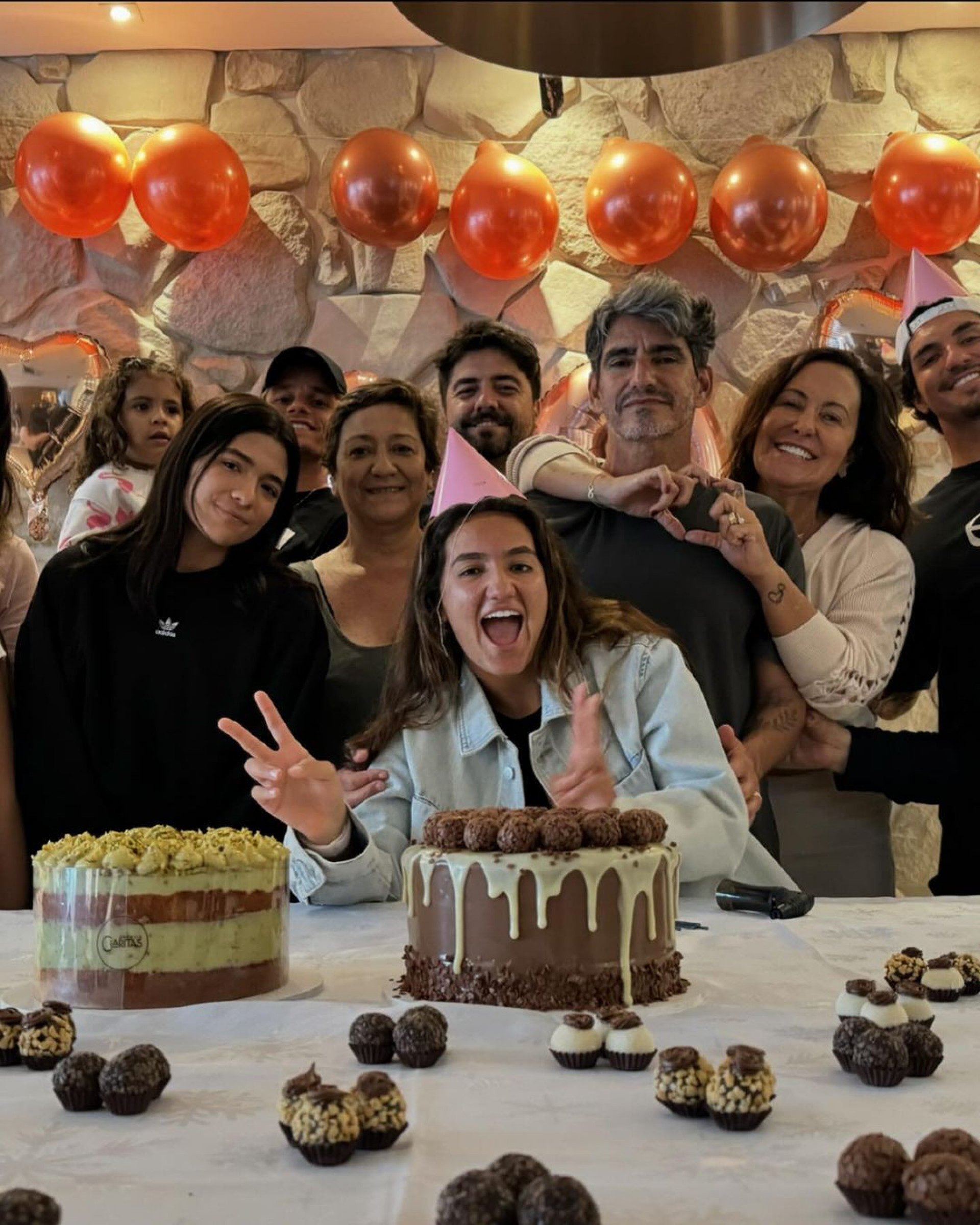 Gabriel Medina e sua família comemorando o aniversário da sua irmã, Sophia - Reprodução / Instagram 