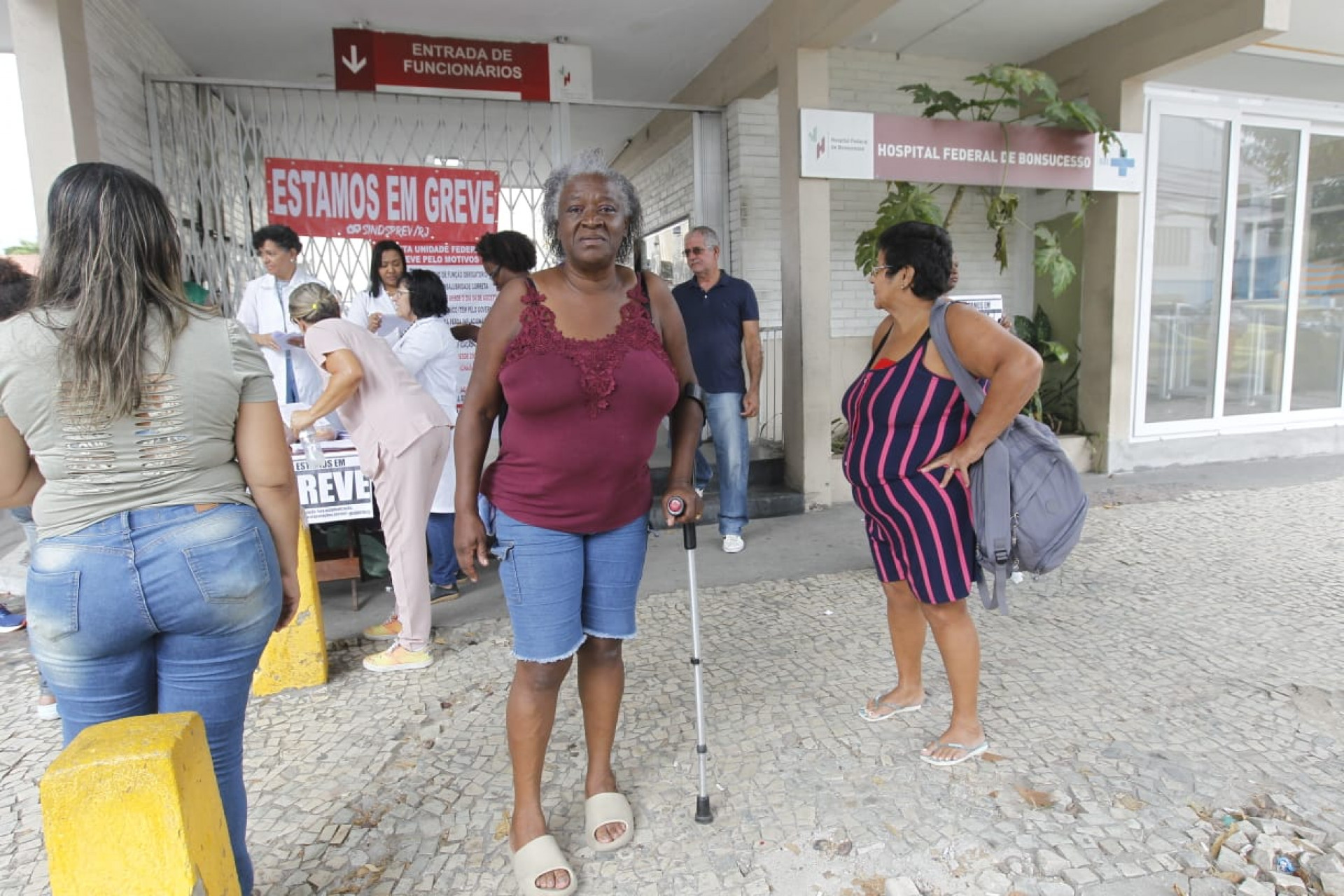 Katia Alves esteve com a filha no Hospital Federal de Bonsucesso para trocar um curativo - Reginaldo Pimenta/Agência O Dia
