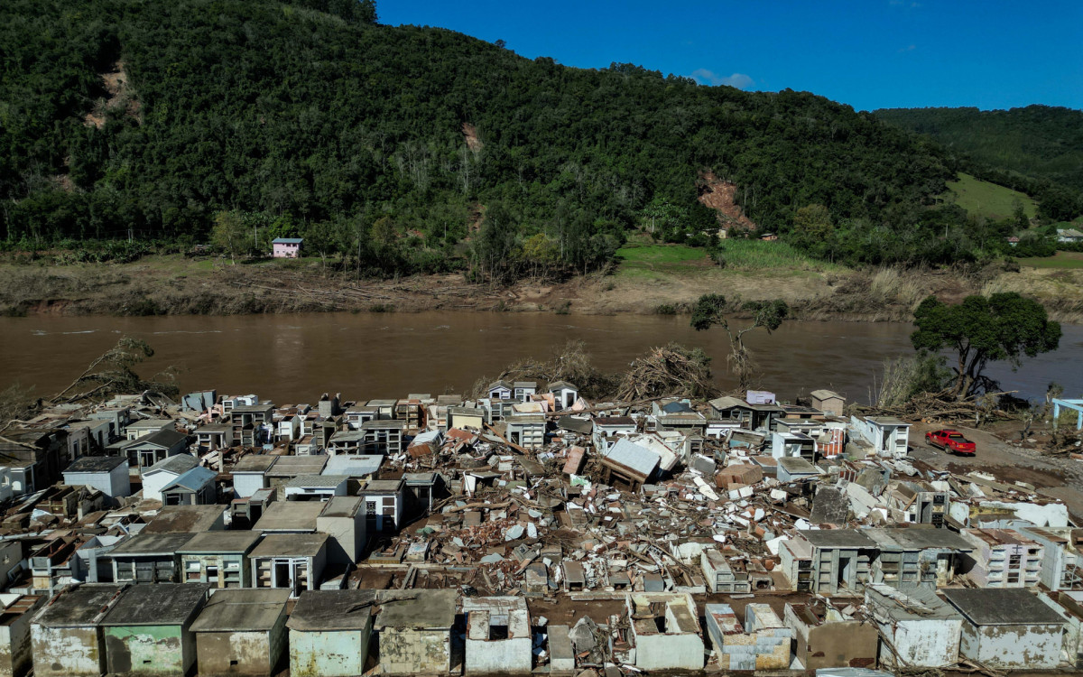 No local, é possível encontrar ossadas expostas e um ambiente em ruínas - AFP
