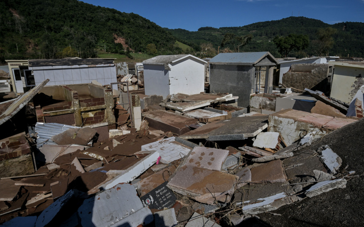 No local, é possível encontrar ossadas expostas e um ambiente em ruínas - AFP