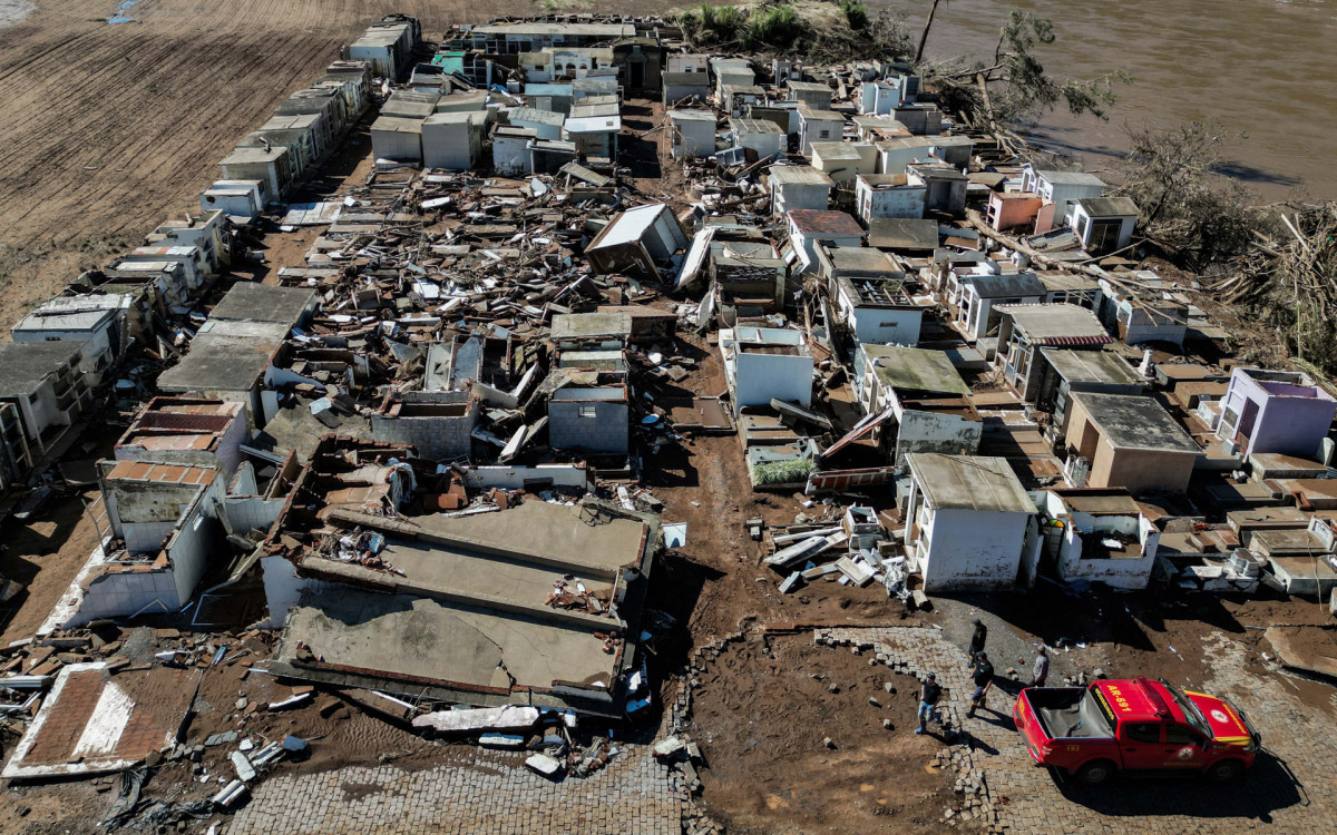 No local, é possível encontrar ossadas expostas e um ambiente em ruínas - AFP