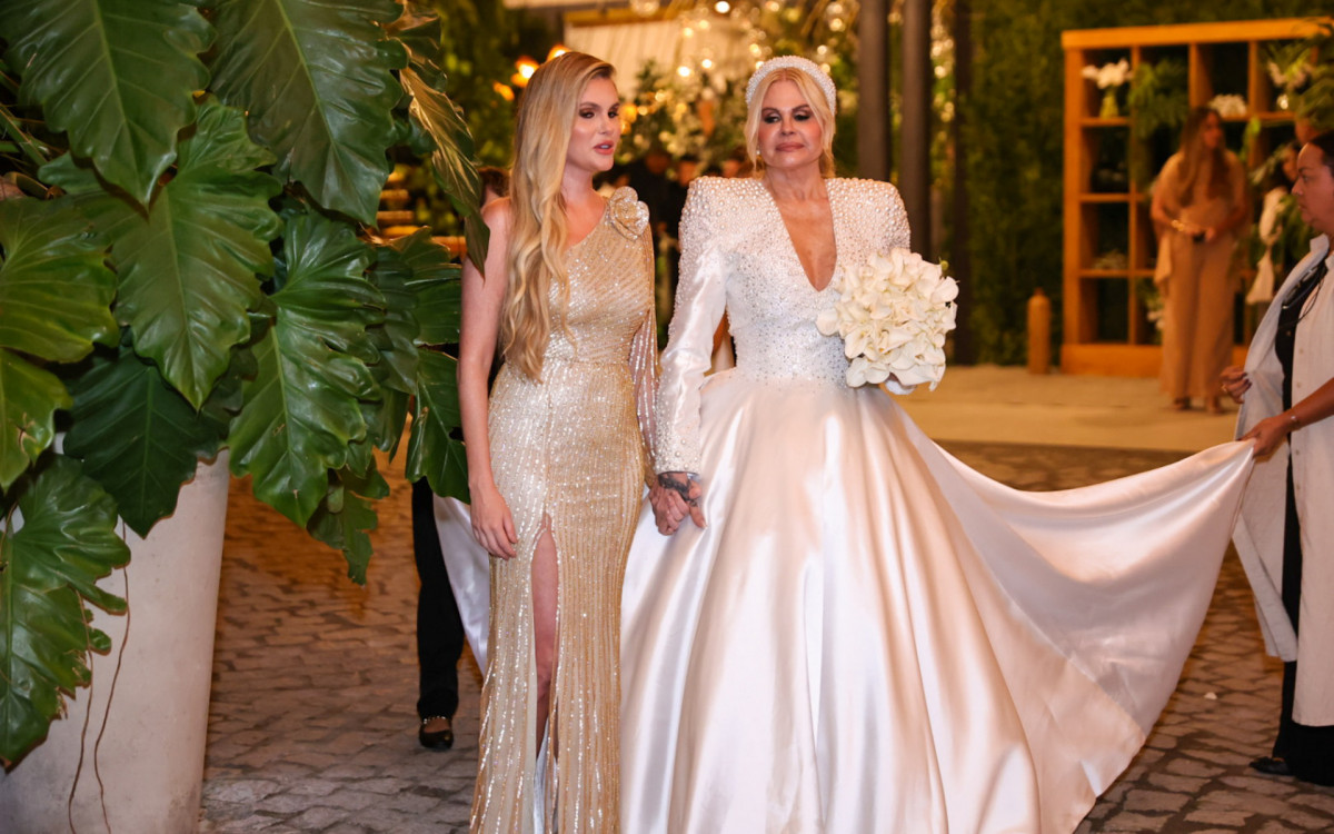 Monique Evans entra com a filha Bárbara Evans na cerimônia do seu casamento - Anderson Bordê / Ag News