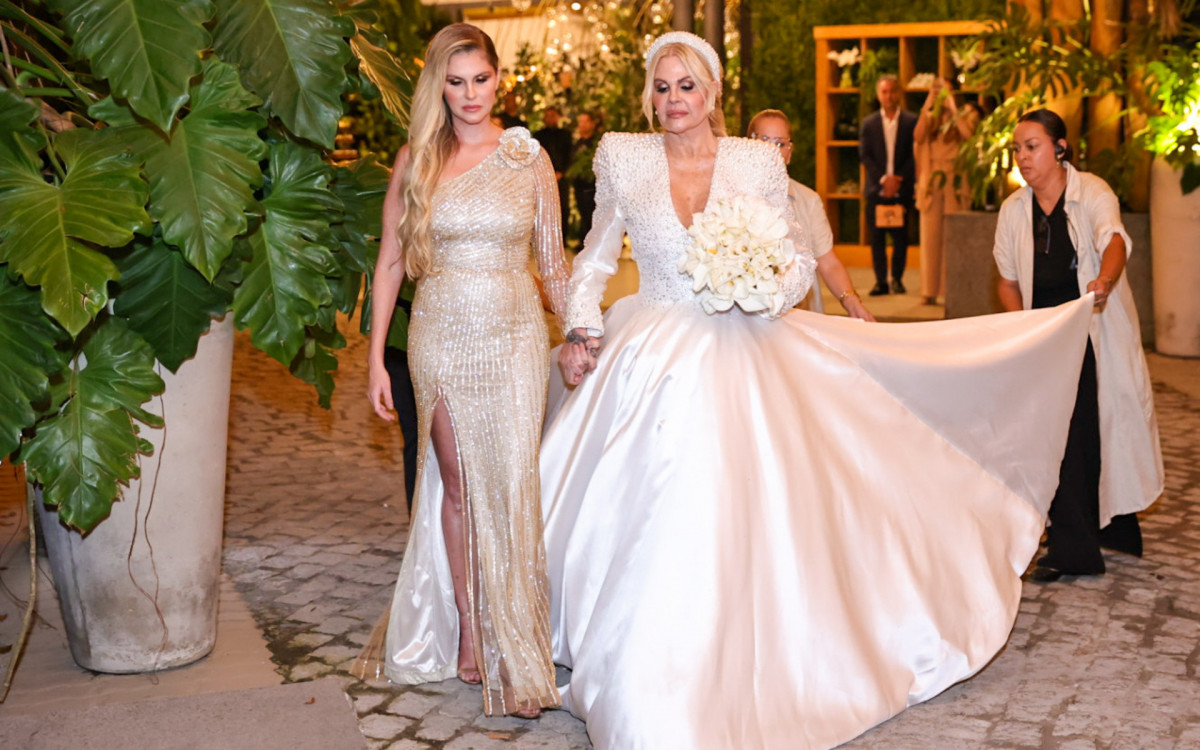 Monique Evans entra com a filha Bárbara Evans na cerimônia do seu casamento - Anderson Bordê / Ag News