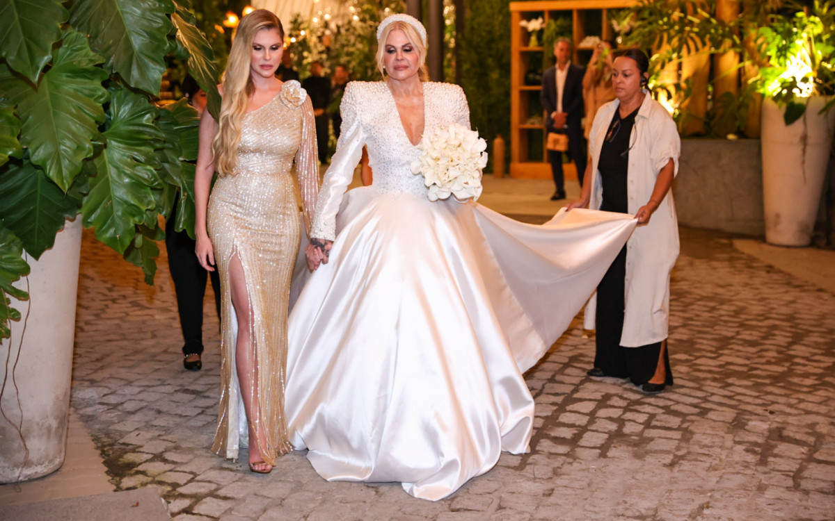 Monique Evans entra com a filha Bárbara Evans na cerimônia do seu casamento - Anderson Bordê / Ag News
