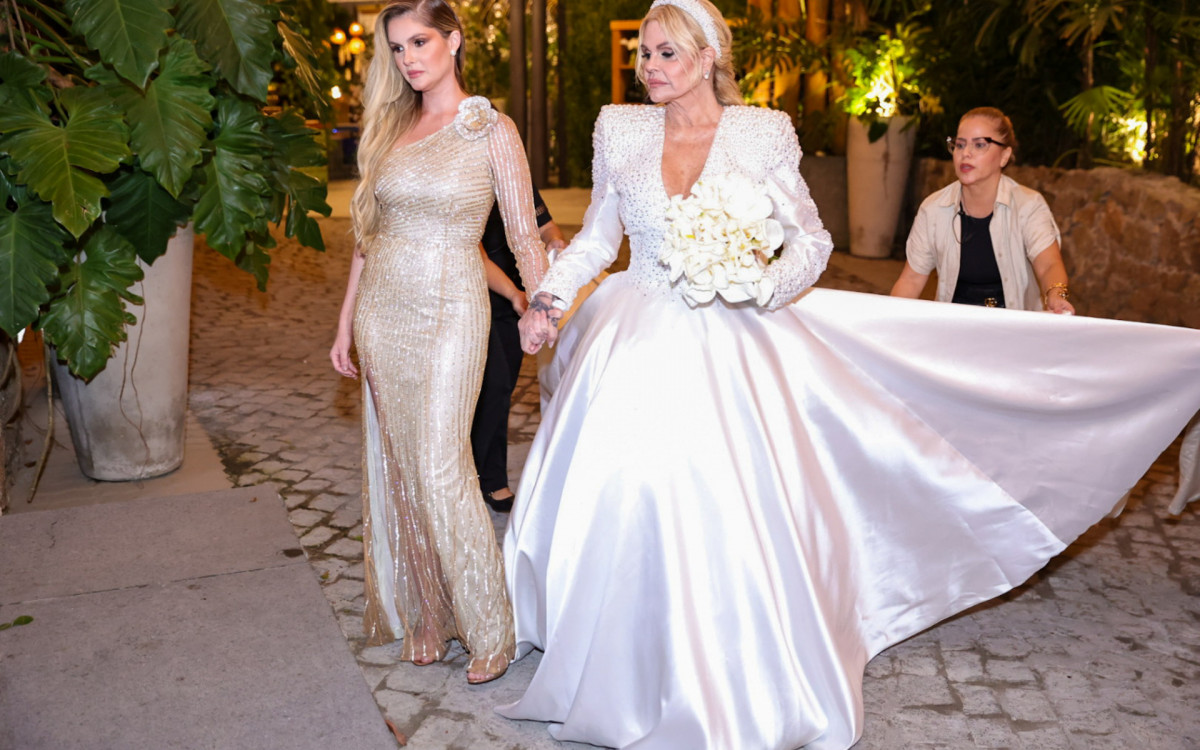 Monique Evans entra com a filha Bárbara Evans na cerimônia do seu casamento - Anderson Bordê / Ag News