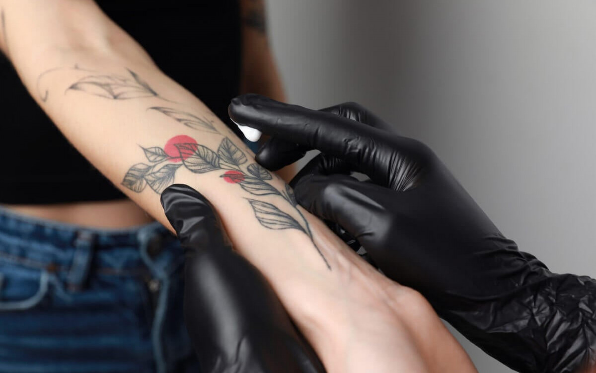 Proteja a sua tatuagem com alguns cuidados básicos (Imagem: New Africa | Shutterstock)