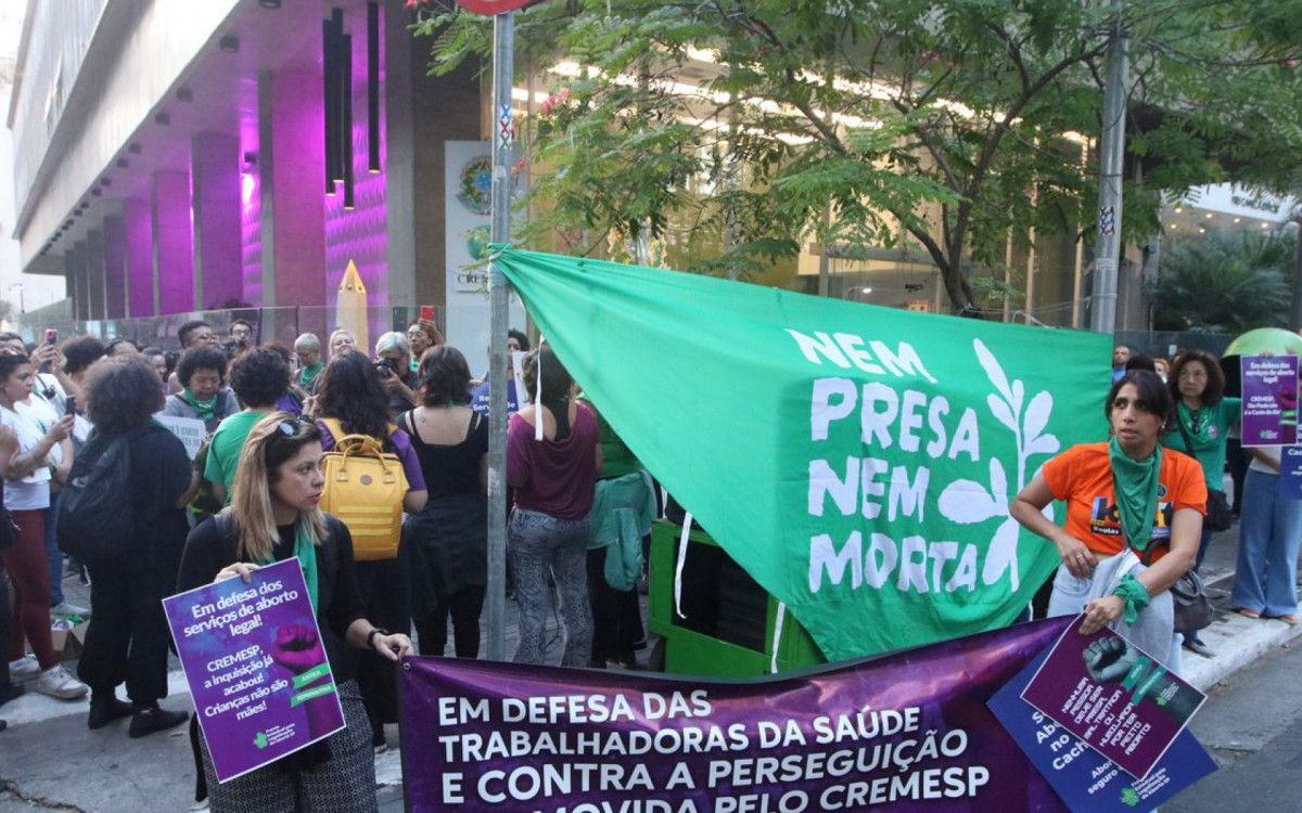 Manifestantes em SP acusam Cremesp de criminalizar aborto legal 