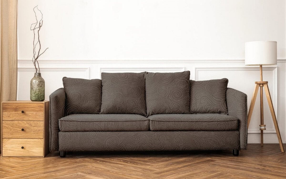 Cada tipo de tecido do sofá requer uma limpeza especial para evitar danos (Imagem: Rawpixel.com | Shutterstock) 