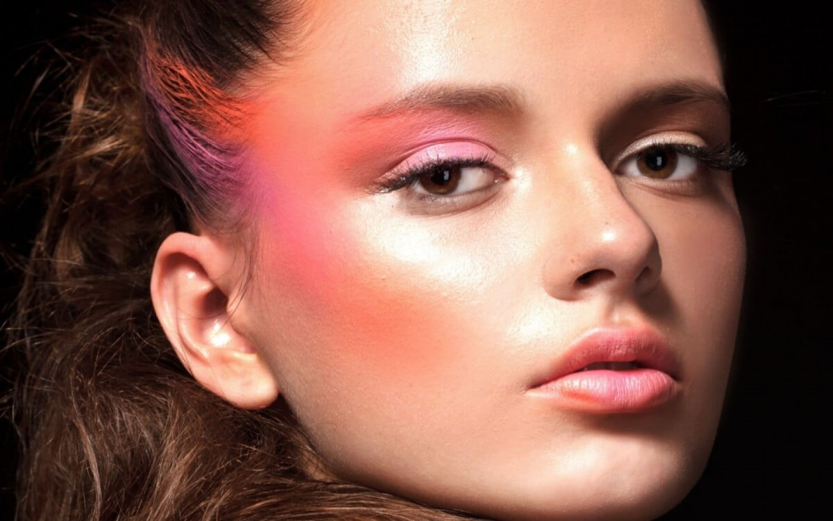 A técnica de maquiagem viralizou após ser adotada pela cantora Ariana Grande (Imagem: chaletgirl | Shutterstock) 