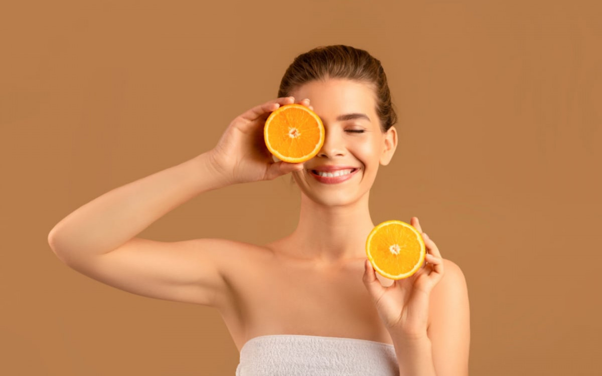 A vitamina C ajuda a combater manchas na pele (Imagem: Prostock-studio | Shutterstock)
