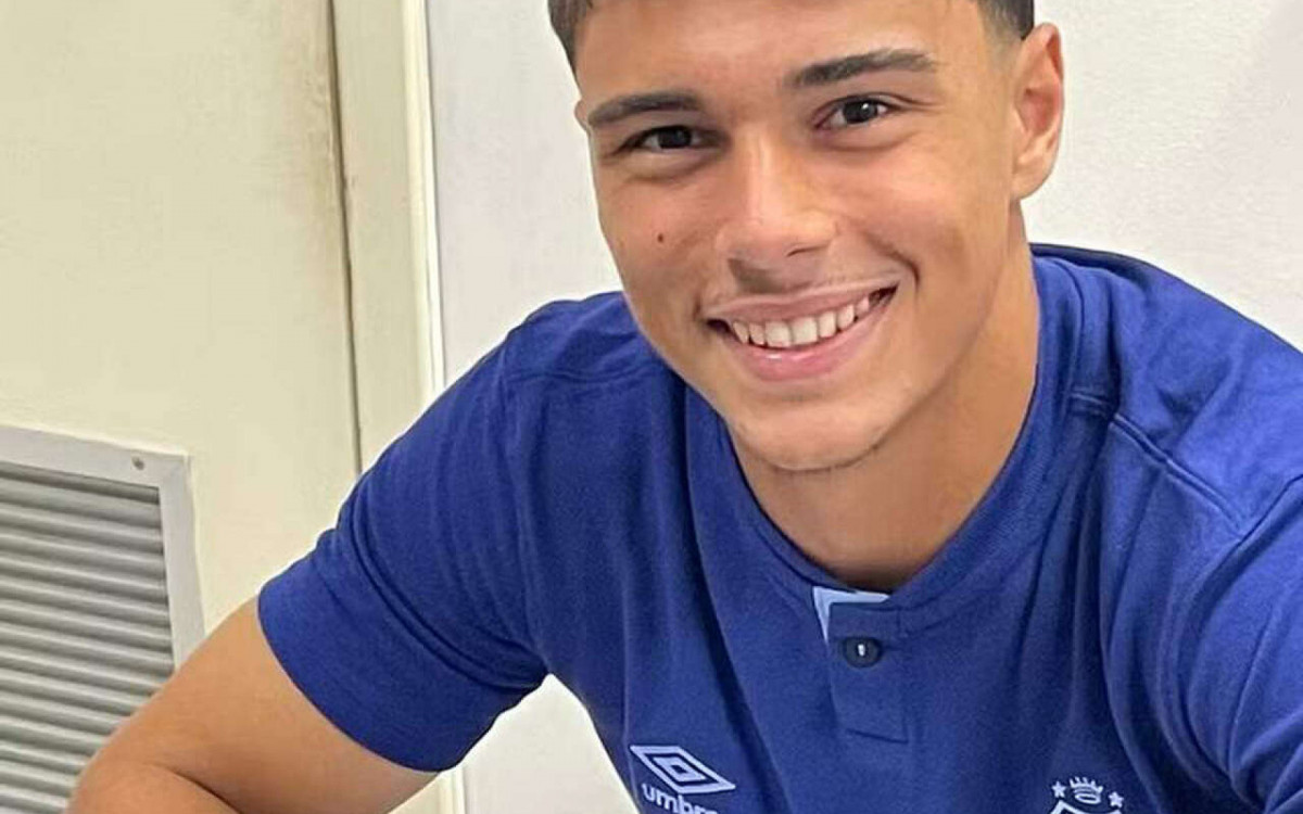 Lucas Jaime assina primeiro contrato profissional com o Santos