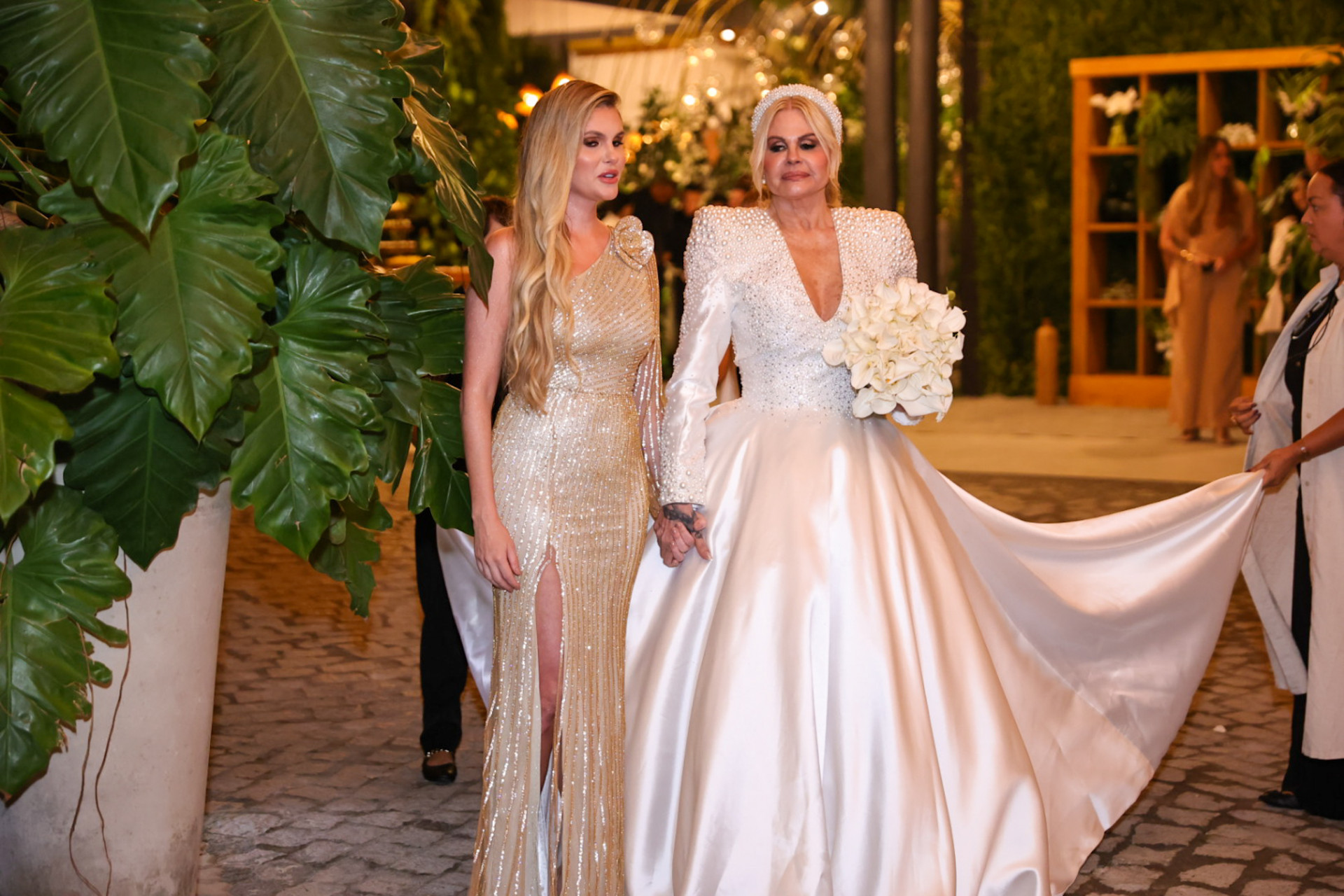Monique Evans entra com a filha Bárbara Evans na cerimônia do seu casamento - Anderson Bordê / Ag News