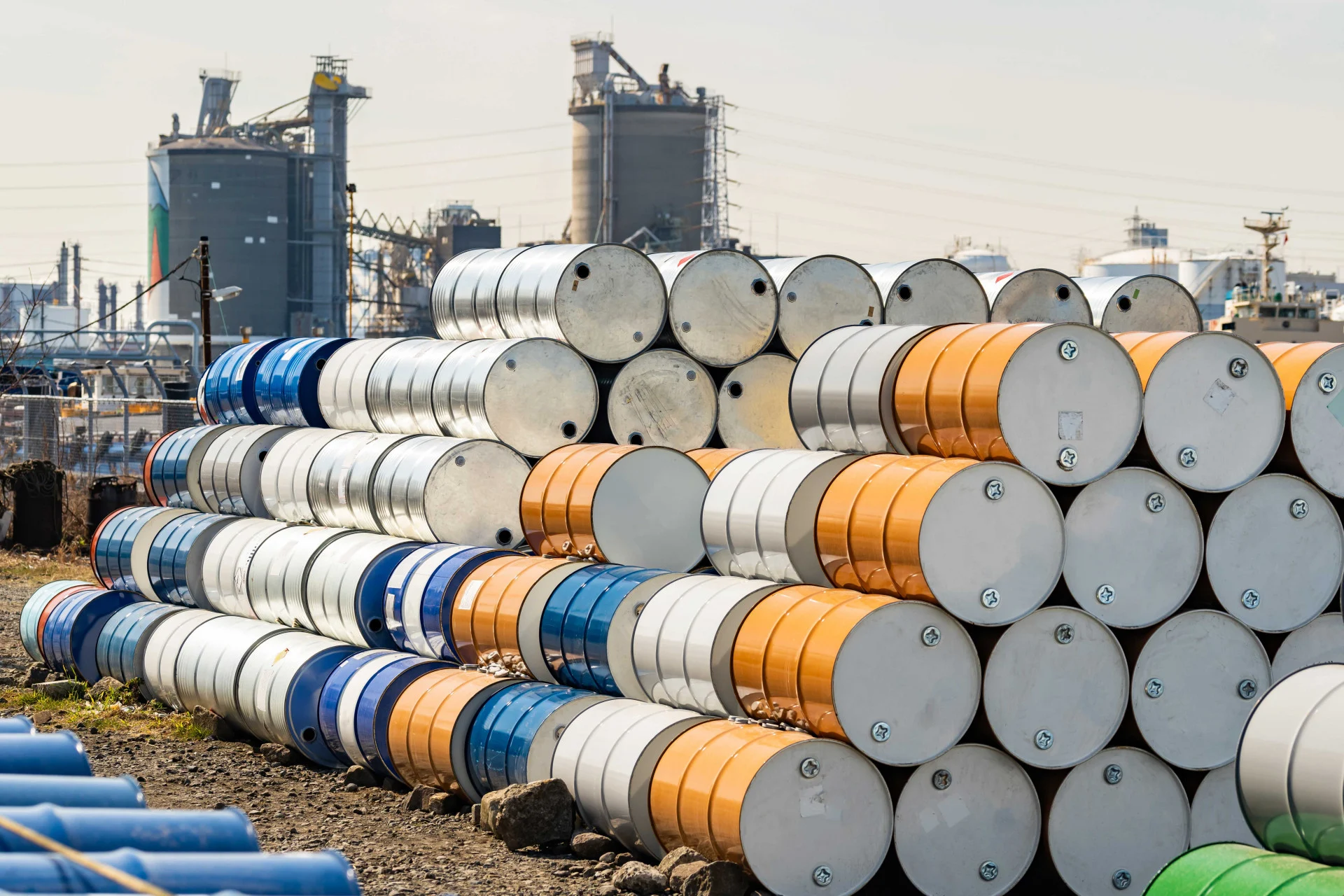 Petróleo sobe por queda de reservas dos EUA e indicadores mistos