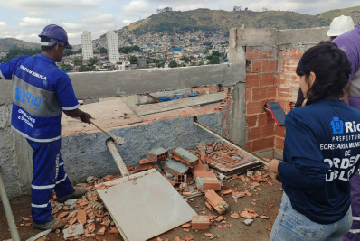 'Arranha-céu' construído irregularmente é demolido no Irajá