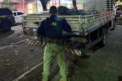 PRF recupera caminhão roubado na Dutra em Belford Roxo