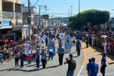 São Pedro da Aldeia comemora 407º aniversário com shows e desfile cívico