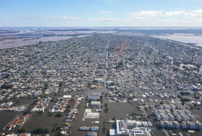 Documentos molhados de museu gaúcho são preservados em frigorífico