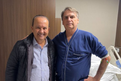 Bolsonaro recebe visita do governador de SC, Jorginho Mello, em hospital