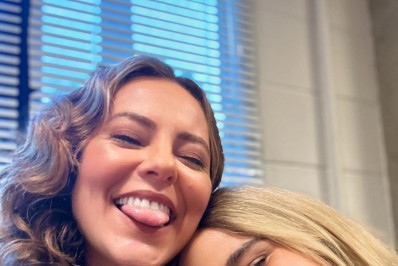 Após agitarem web com beijão, Paolla Oliveira e Nanda Costa compartilham bastidores de série