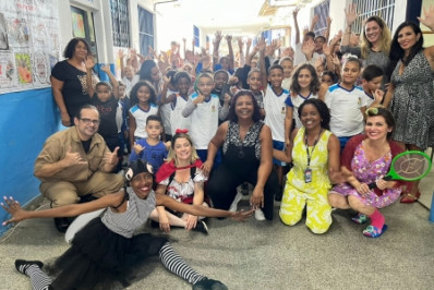 Peça educativa contra mosquito da dengue percorre escolas em Caxias