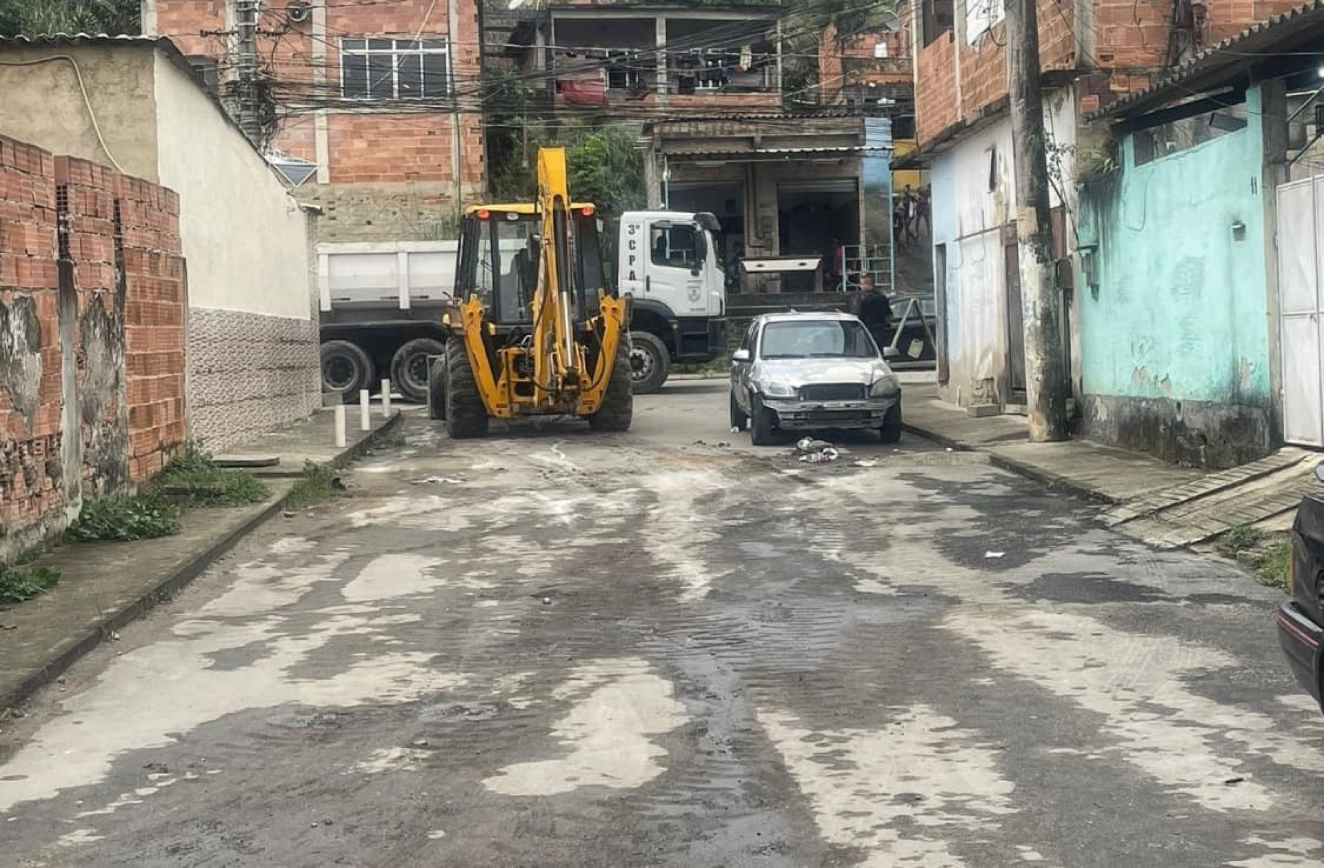 Uma rua limpa, ap&oacute;s a retirada das barricadas do tr&aacute;fico de drogas - Divulga&ccedil;&atilde;o / 39&ordm; BPM