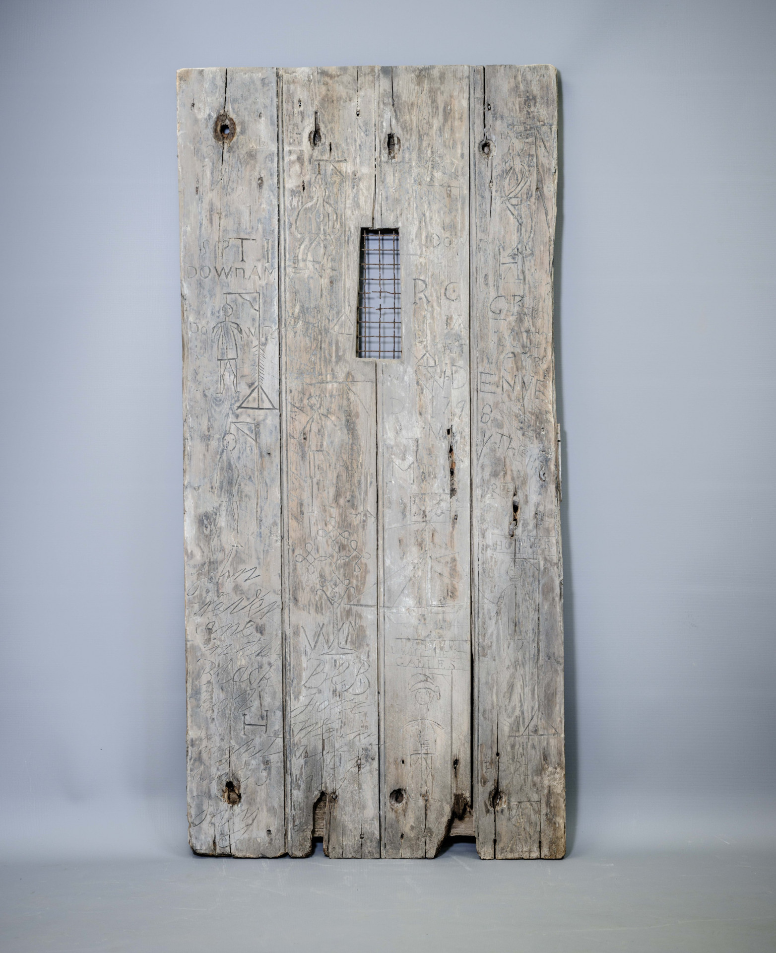 Foto com gravuras esculpidas encontradas no Castelo de Dover, na Inglaterra - Reprodução / Internet