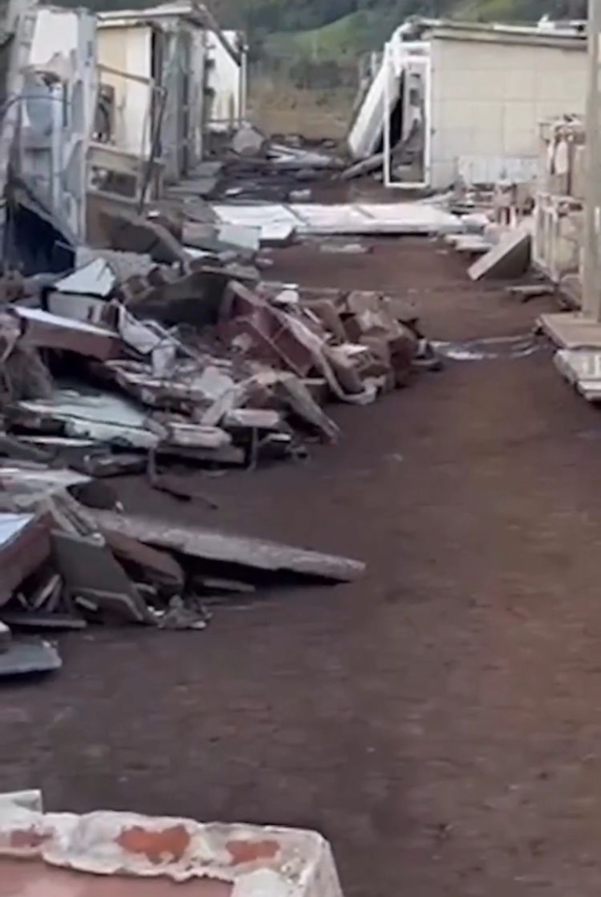 No local, é possível encontrar ossadas expostas e um ambiente em ruínas - Reprodução/redes sociais