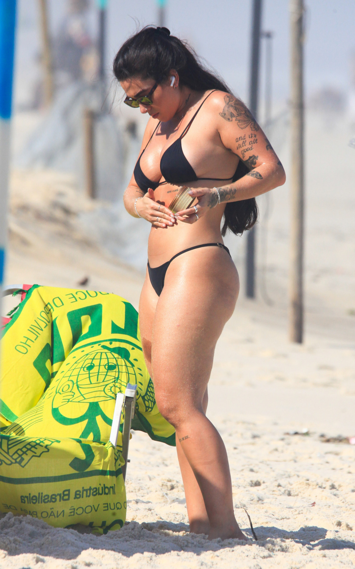 Giovanna Lima curte dia de praia na Zona Oeste do Rio