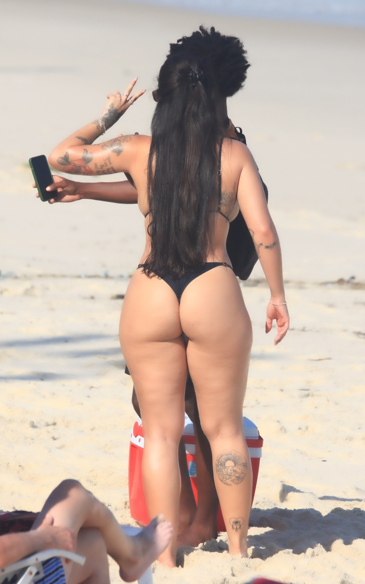 Giovanna Lima curte dia de praia na Zona Oeste do Rio