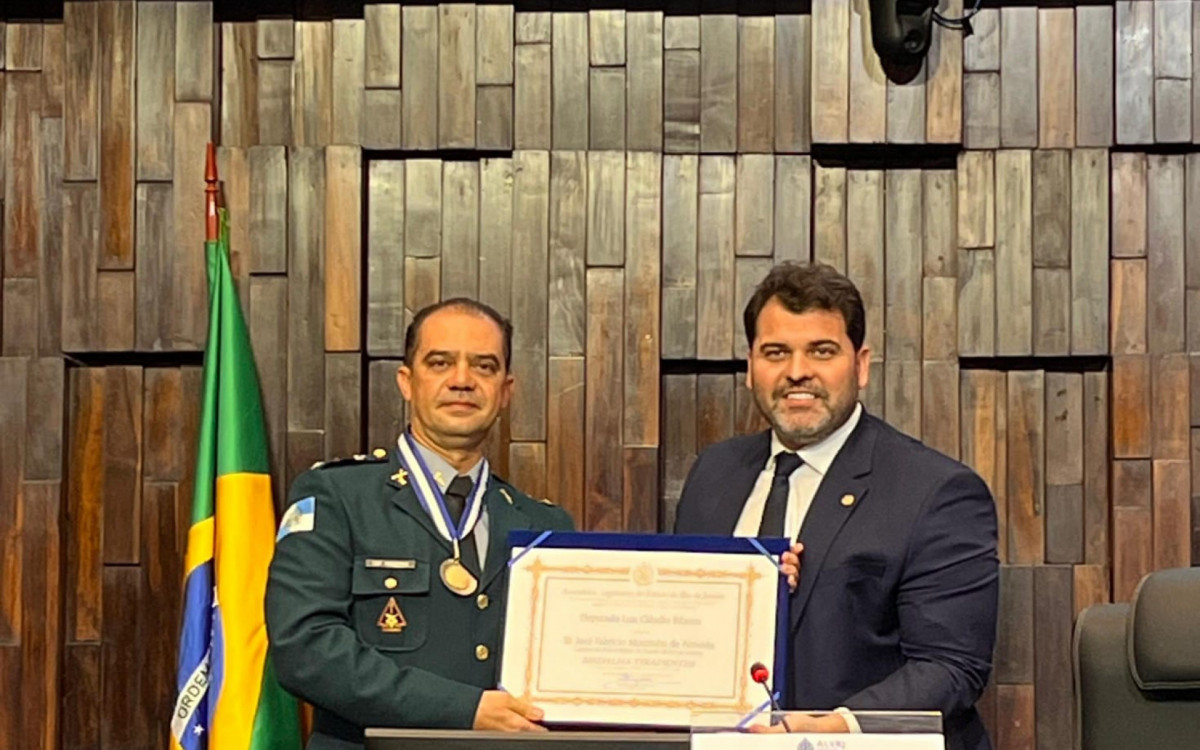 Capitão da 2ª Cia/33º BPM, Mouzinho, recebendo homenagem na Alerj (E) das mãos do deputado estadual Luiz Cláudio (D)