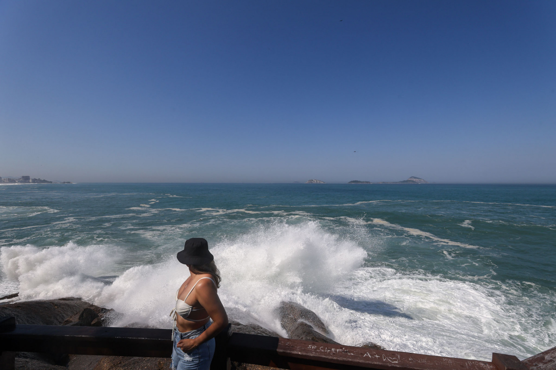 Mar do Leblon, na Zona Sul, est&aacute; de ressaca e a previs&atilde;o indica ondas grandes at&eacute; domingo (19) - Renan Areias/Ag&ecirc;ncia O Dia