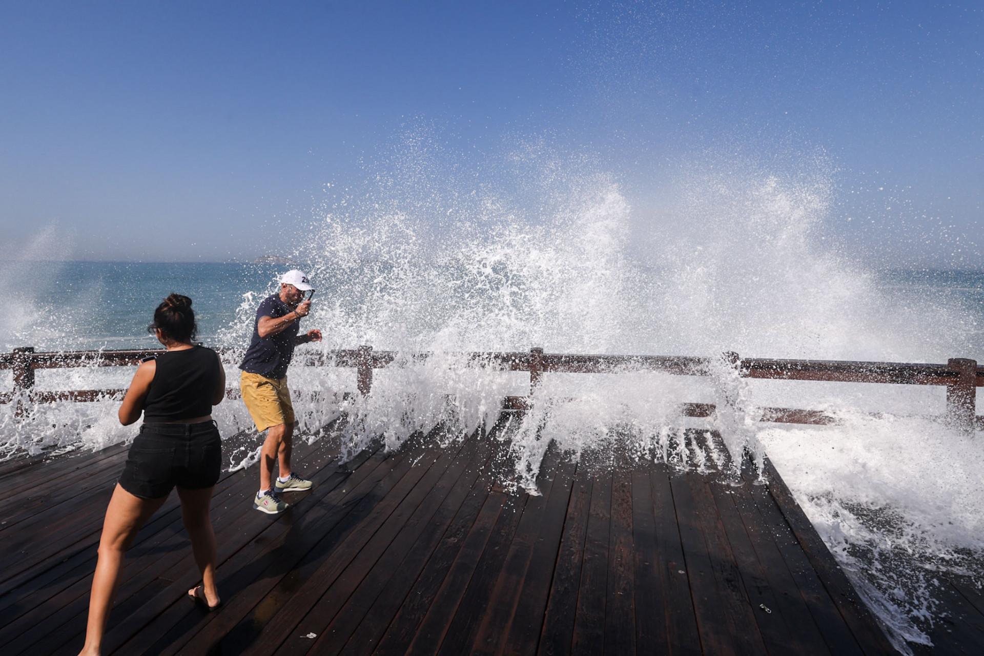 Mar do Leblon, na Zona Sul, est&aacute; de ressaca e a previs&atilde;o indica ondas grandes at&eacute; domingo (19) - Renan Areias/Ag&ecirc;ncia O Dia