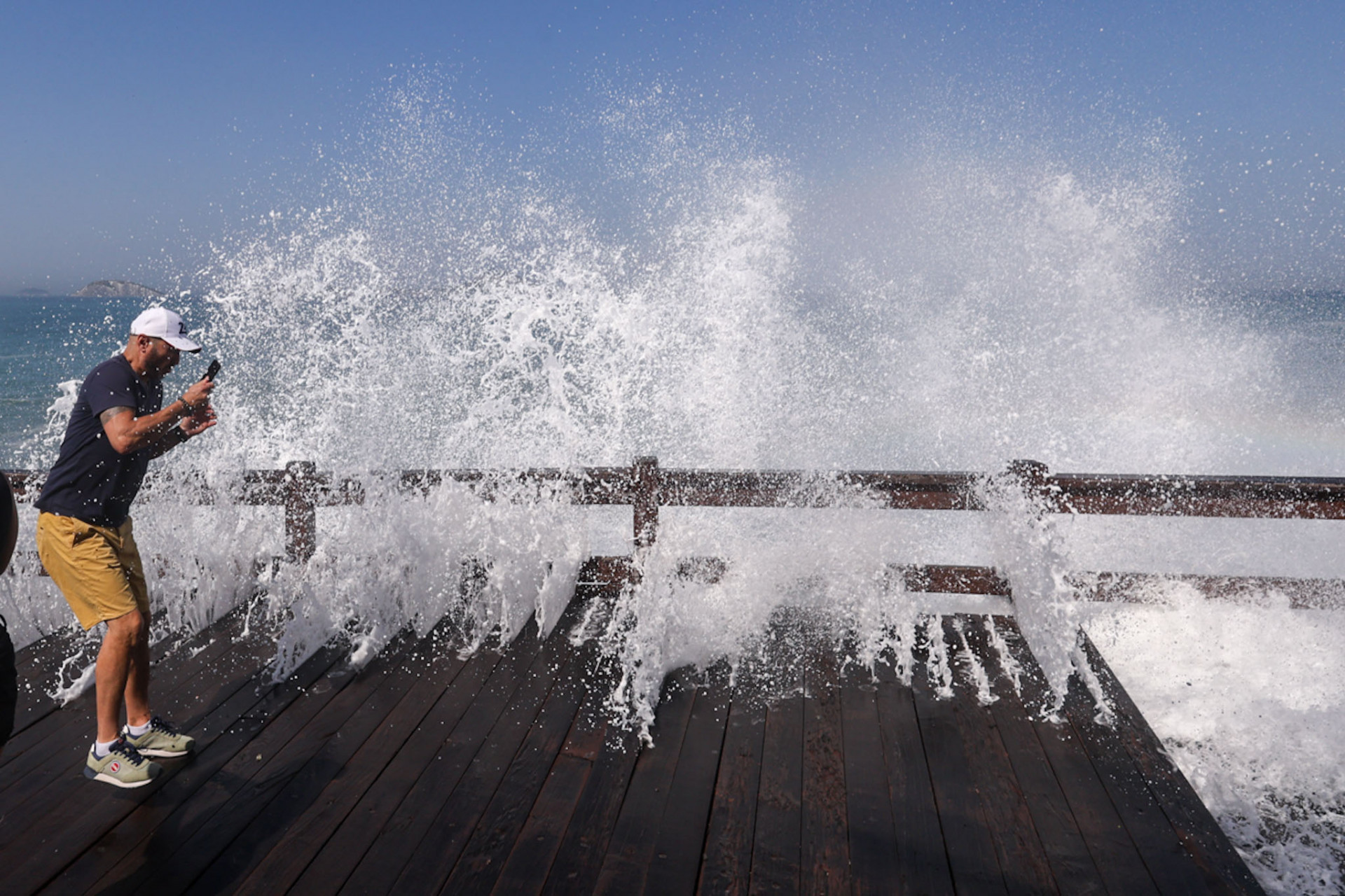 Mar do Leblon, na Zona Sul, est&aacute; de ressaca e a previs&atilde;o indica ondas grandes at&eacute; domingo (19) - Renan Areias/Ag&ecirc;ncia O Dia