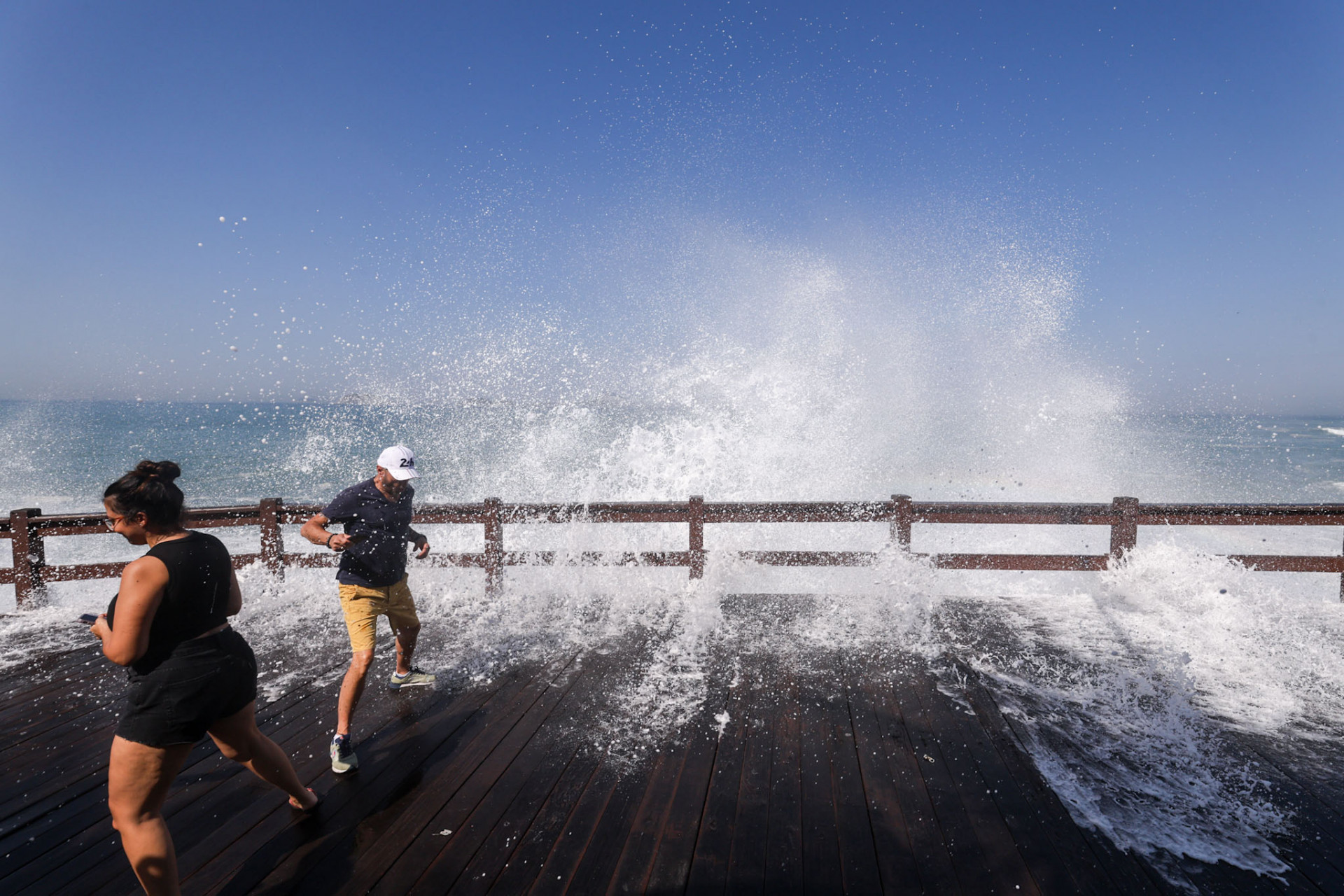 Mar do Leblon, na Zona Sul, est&aacute; de ressaca e a previs&atilde;o indica ondas grandes at&eacute; domingo (19) - Renan Areias/Ag&ecirc;ncia O Dia