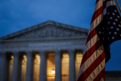 Bandeira invertida coloca Suprema Corte dos EUA em apuros