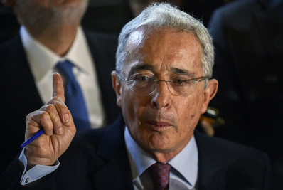 Começa julgamento penal contra ex-presidente Uribe na Colômbia