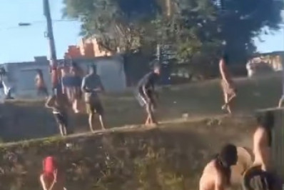 Vídeo: criminosos sequestram mais um ônibus e tentam interditar trânsito na Avenida Brasil