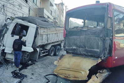 Acidente entre caminhão e ônibus deixa um ferido na Alameda São Boaventura, em Niterói