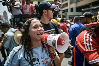 Maduro marcha com estudantes após nomear equipe de campanha na Venezuela