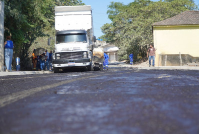 Estrada da Meia Noite, no Anaia Grande, começa a receber asfalto